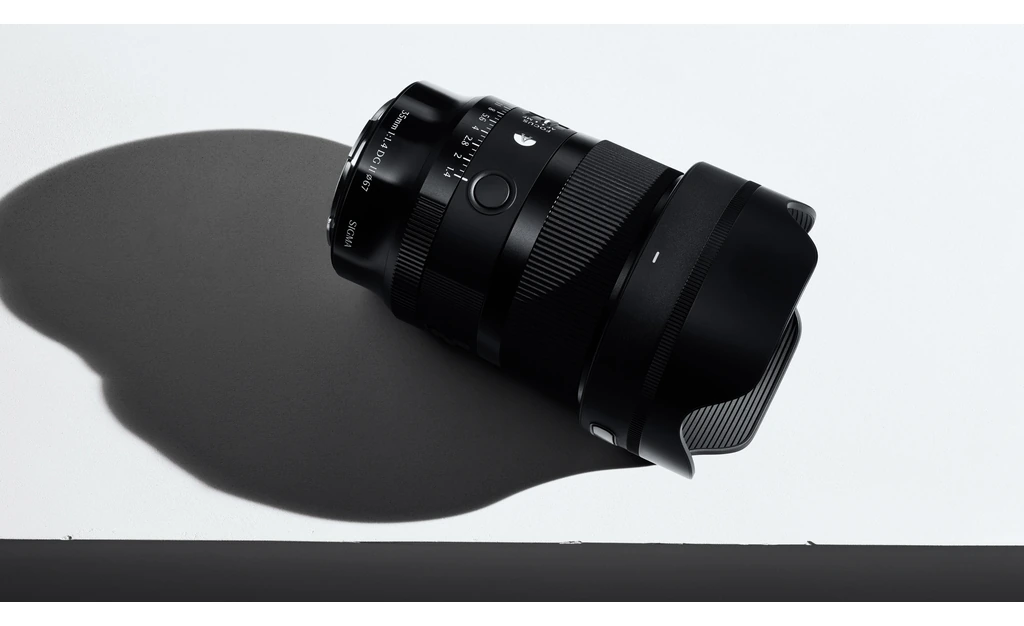 لنز سیگما Sigma 35mm F1.4 DG II مانت Sony E 2 حلقه دیافراگم مدرج تا 1.4 و دکمه AFL روی بدنه لنز سیگما 35mm F1.4 DG II