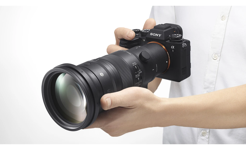 لنز سیگما Sigma 500mm F5.6 DG DN OS Sports مانت Sony E 1 لنز سیگما 500mm F5.6 DG DN OS روی بدنه سونی، گرفتهشده روی دست