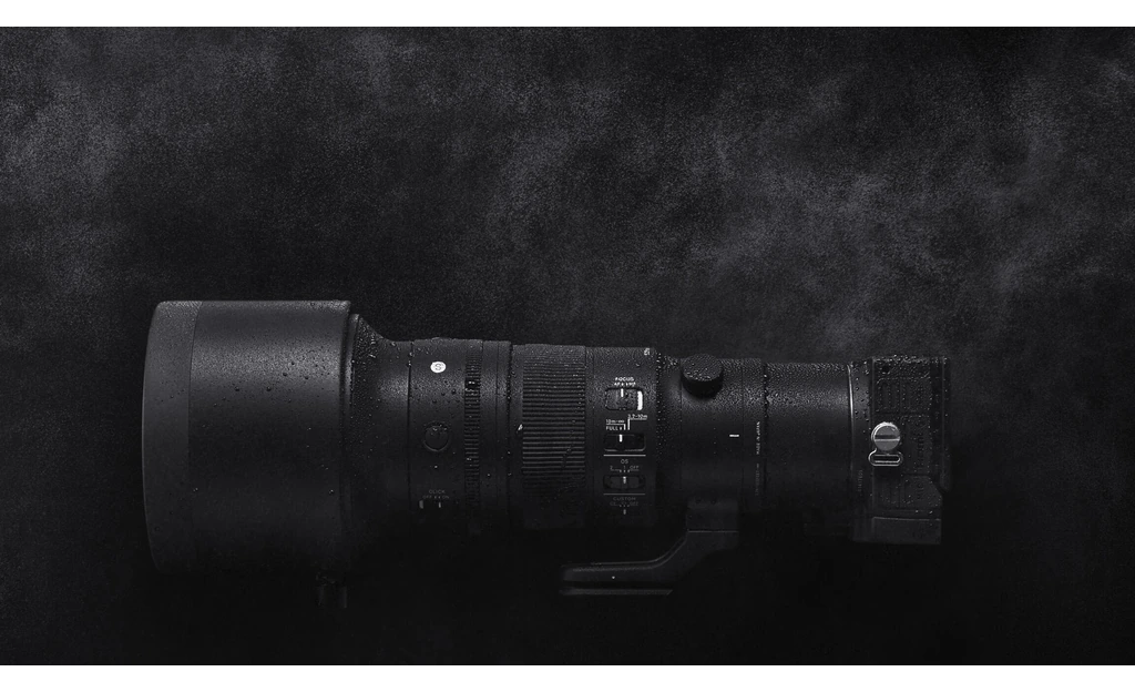 لنز سیگما Sigma 500mm F5.6 DG DN OS Sports مانت Sony E 2 قطرههای آب روی بدنه و کلیدهای لنز سیگما 500mm F5.6 DG DN OS