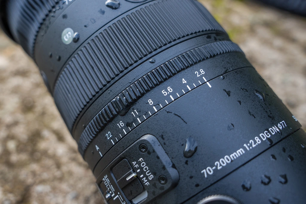 بدنه مقاوم در برابر گرد و غبار و رطوبت لنز سیگما 70-200mm F2.8 DG DN OS Sports زیر قطره‌های آب