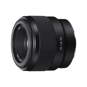 لنز سونی Sony FE 50mm F1.8 از نمای جلو و کنار